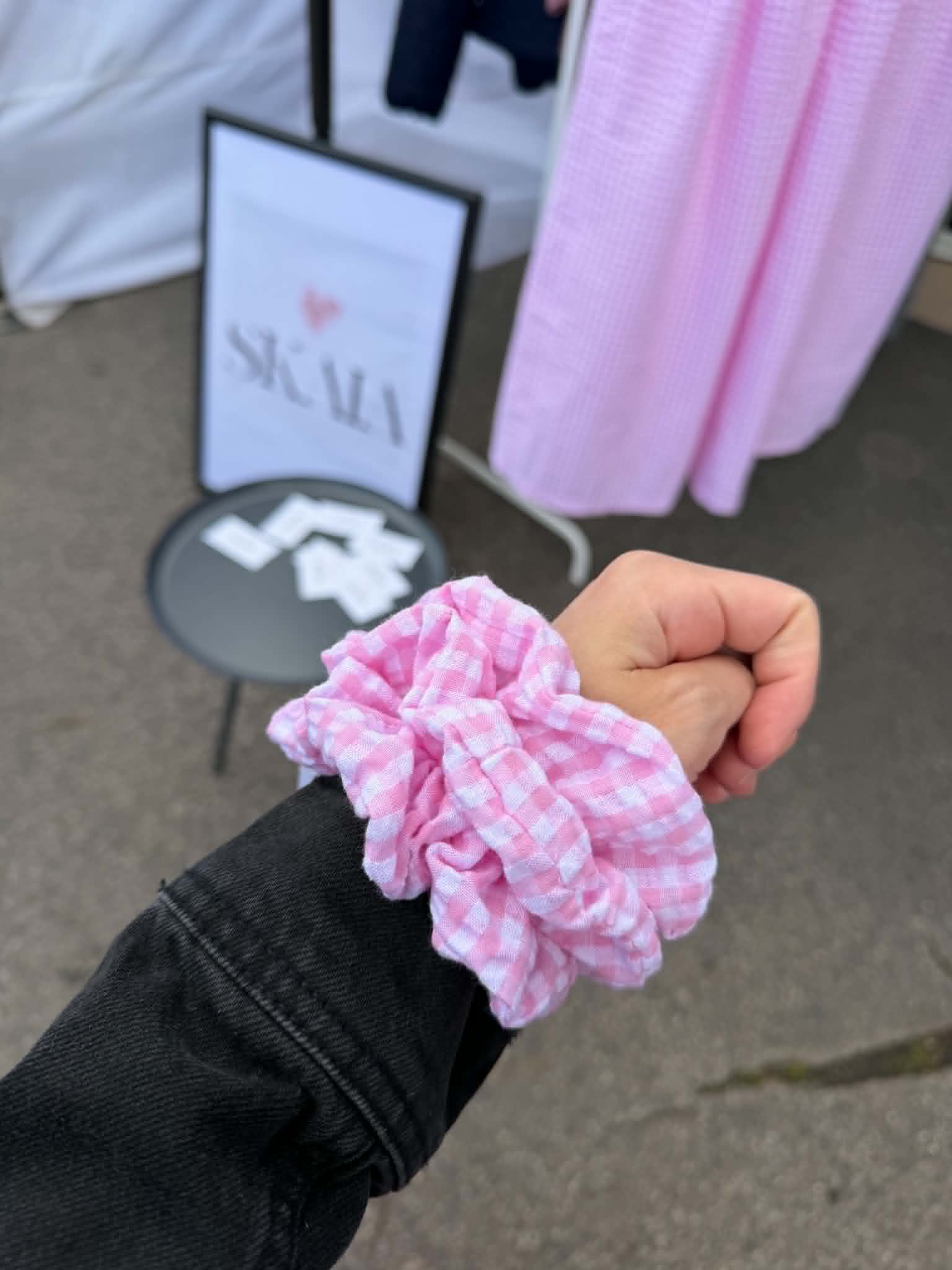 Růžová kostkovaná scrunchie gumička SKAIA